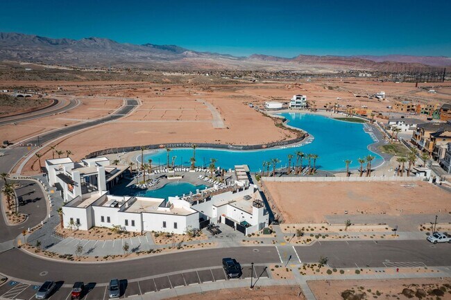 Building Photo - Desert Color Townhome 4-Bedrooms!