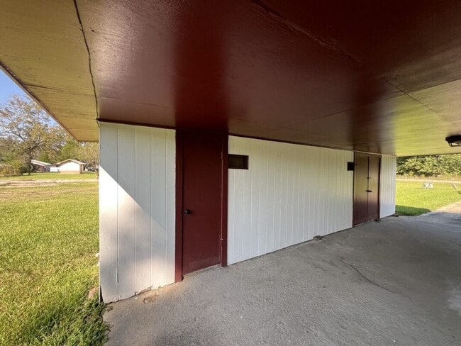 Building Photo - Charming 2 Bedroom Duplex on Sunshine Rd