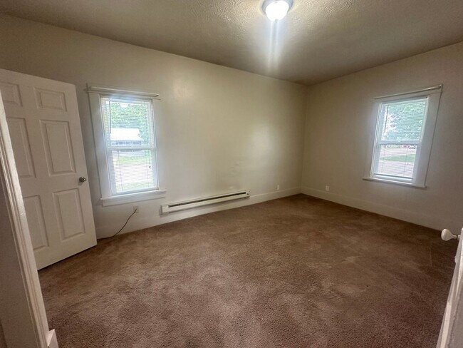 Building Photo - One Bedroom, One-bathroom Apartments Locat...