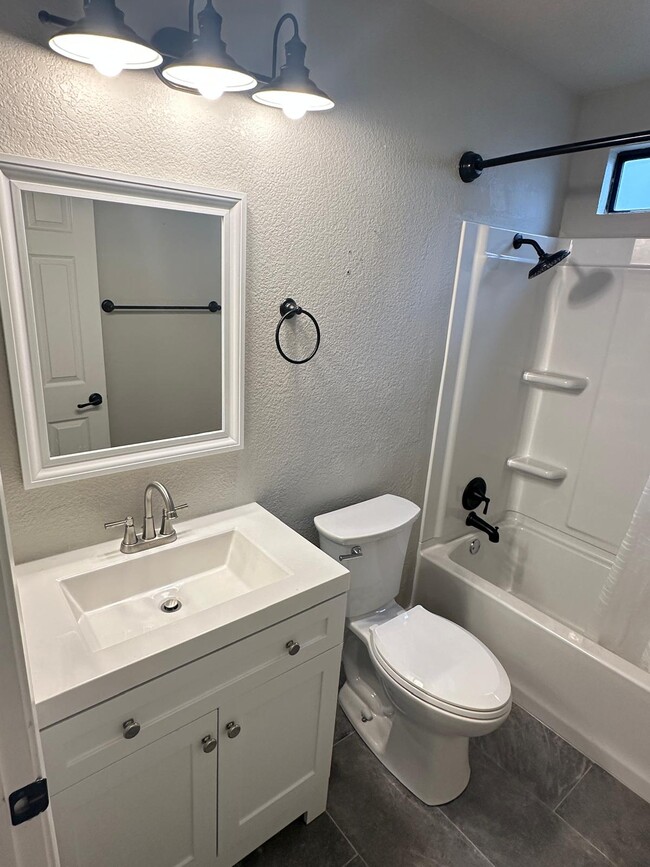 Building Photo - 900 Grandview Cir