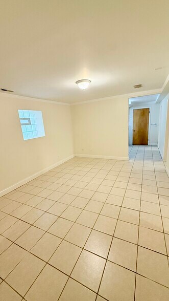 Building Photo - 5843 W Warwick Ave