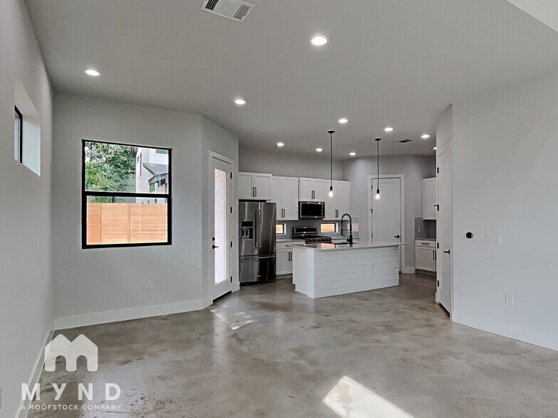 Building Photo - 2820 Prado St
