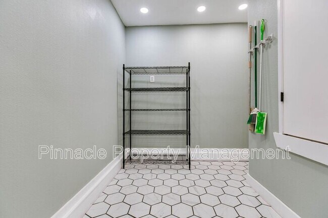Building Photo - 2205 Live Oak St