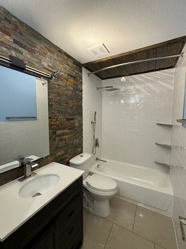Building Photo - Beautifully Renovated Home In the Shores  3/2/2 **WON"T LAST**