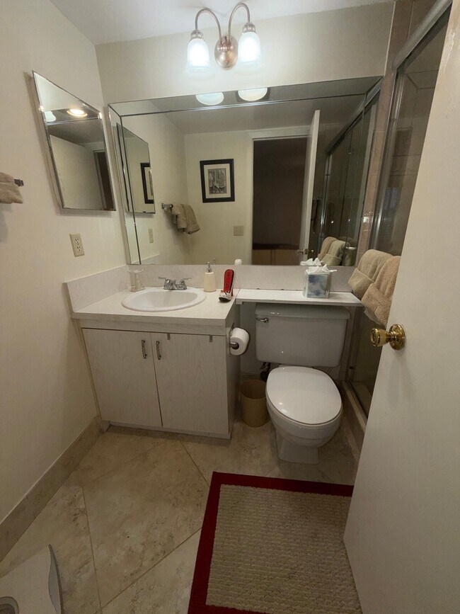 Building Photo - 3058 Ainslie Dr