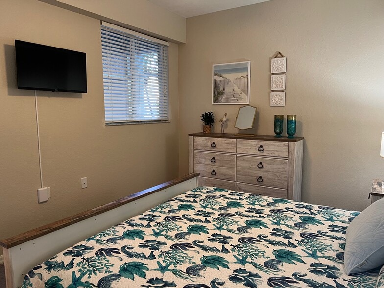 Building Photo - 16635 Lake Circle Dr