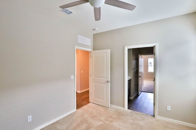 Building Photo - Spacious 4 bed 3 bath