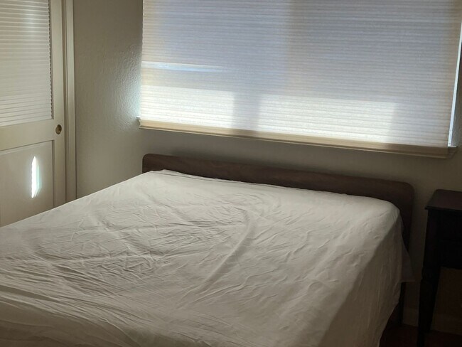 Building Photo - FURNISHED SHORT TERM 6 MONTH MINIMUM STAY