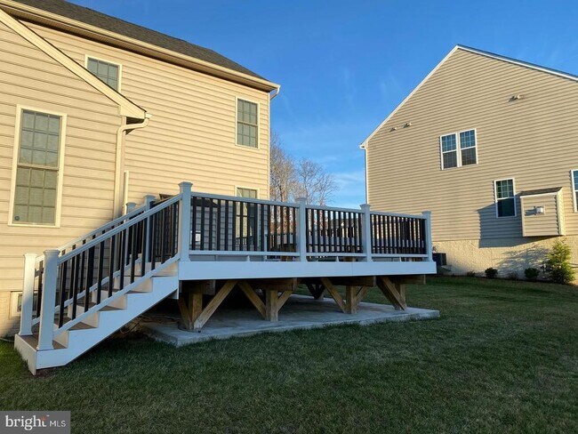 Building Photo - 42159 Tecumseh Hills Dr