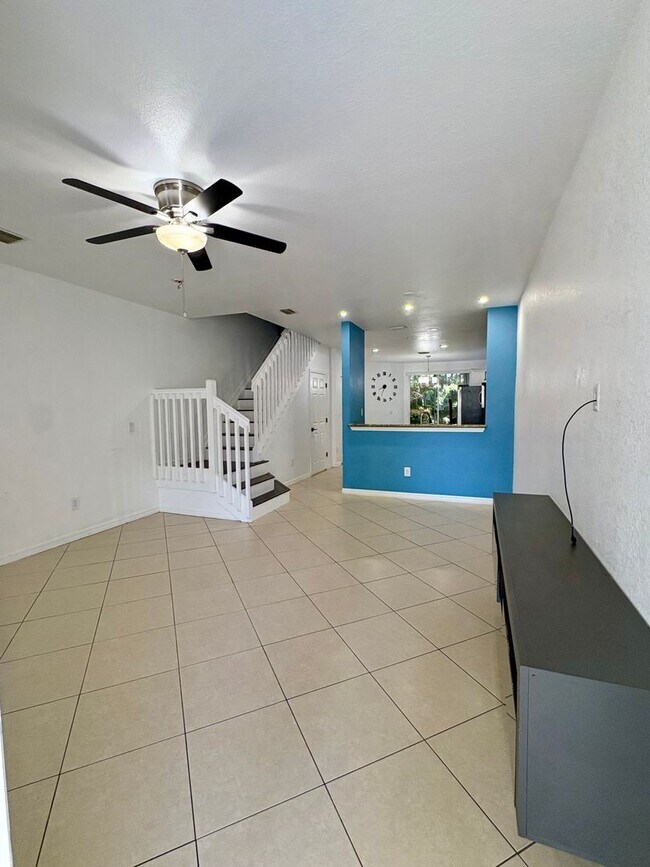 Building Photo - Cozy 3/2.5 Townhome in Convenient Location
