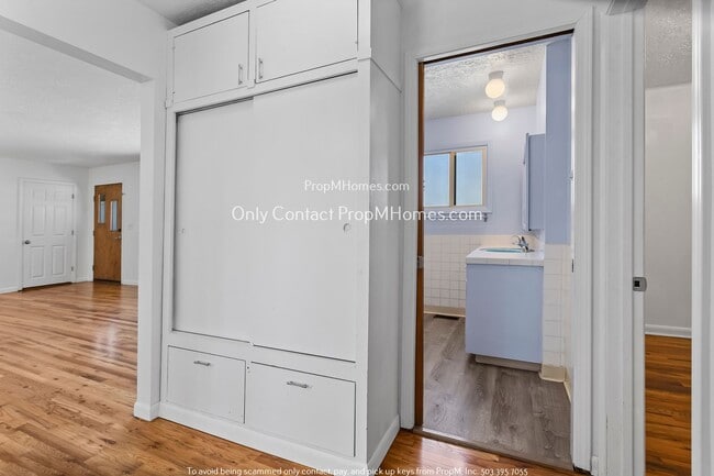 Building Photo - Charming Three Bedroom in Woodstock Neighborhood!