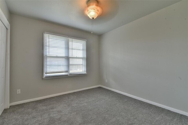 Building Photo - 2105 Carpenter Dr