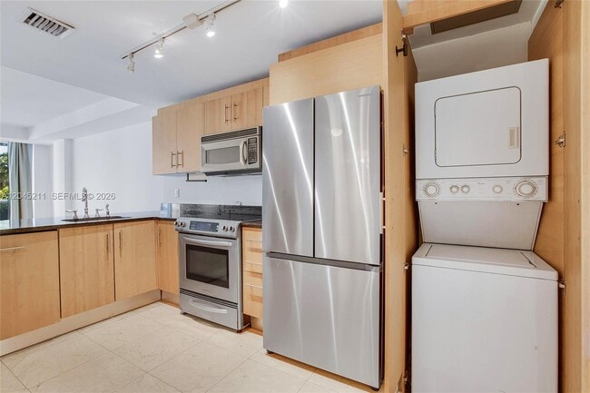 Building Photo - 10275 Collins Ave