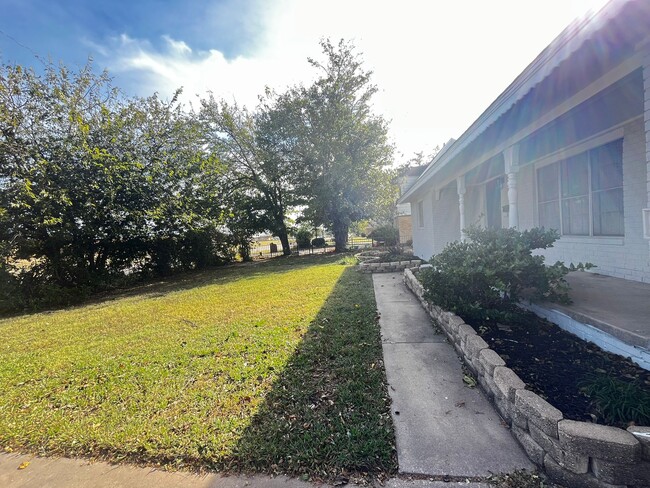 Building Photo - 1204 NW Fort Sill Blvd
