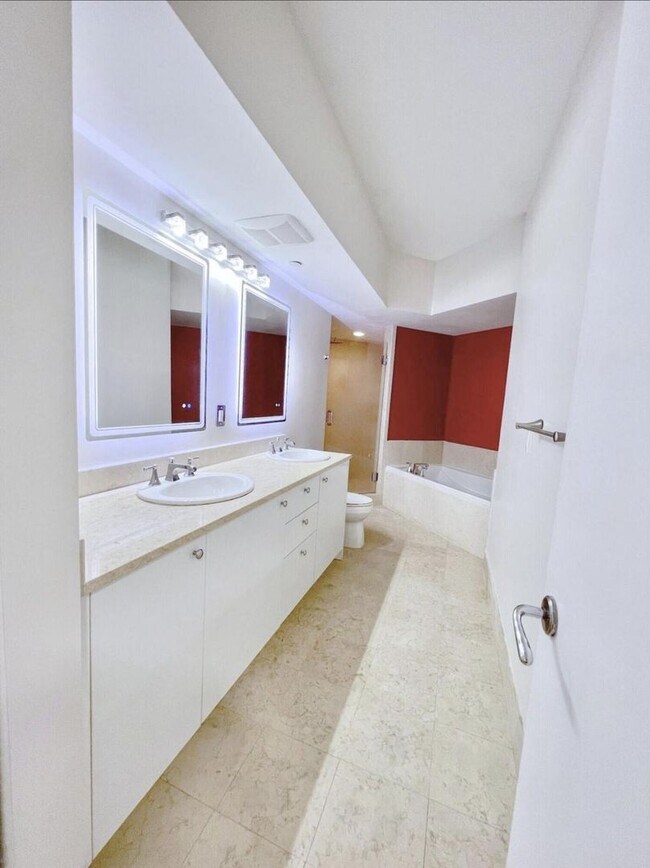 Building Photo - 19900 E Country Club Dr