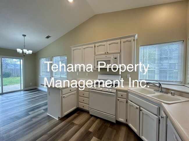 Building Photo - Updated 3 bedroom 2 bathroom in Cottonwood...