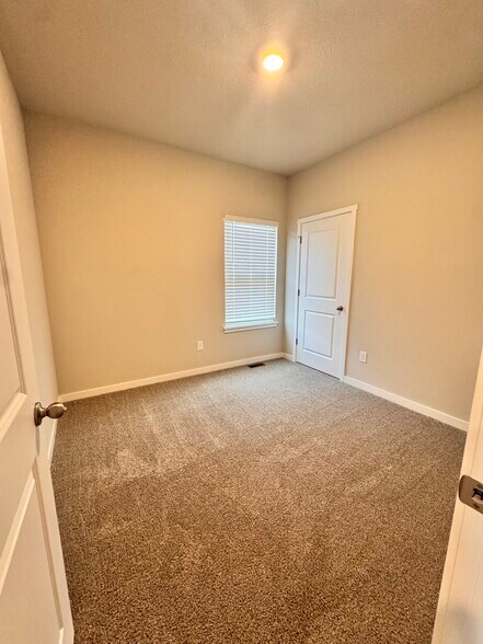 Building Photo - 709 E Bear Dr