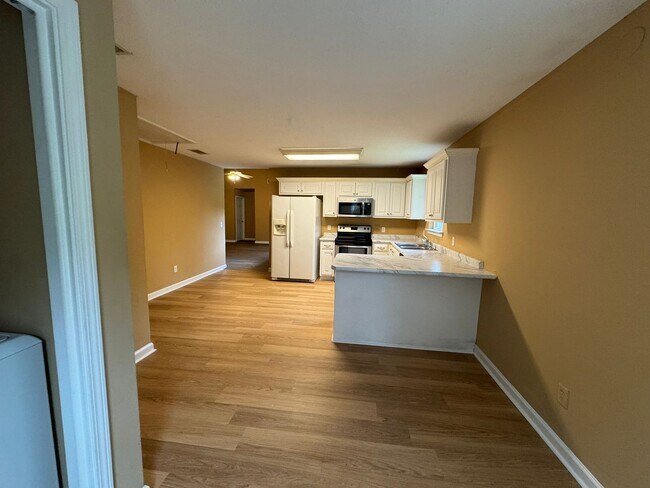 Building Photo - 605 Lancelot Ct