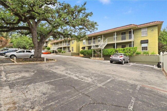 Building Photo - 2302 East Side Dr
