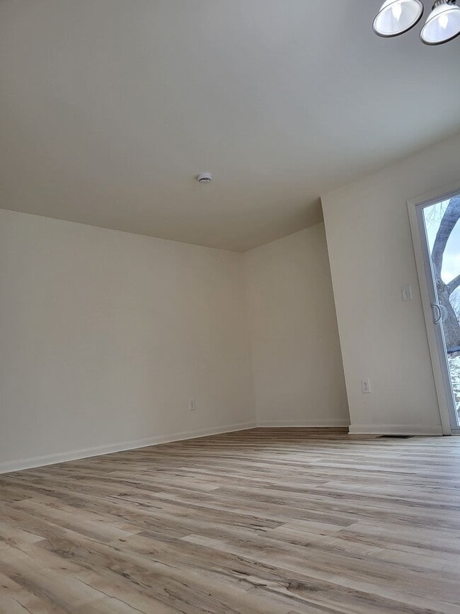 Building Photo - RENOVATED 3 Bedroom Community Treasure!