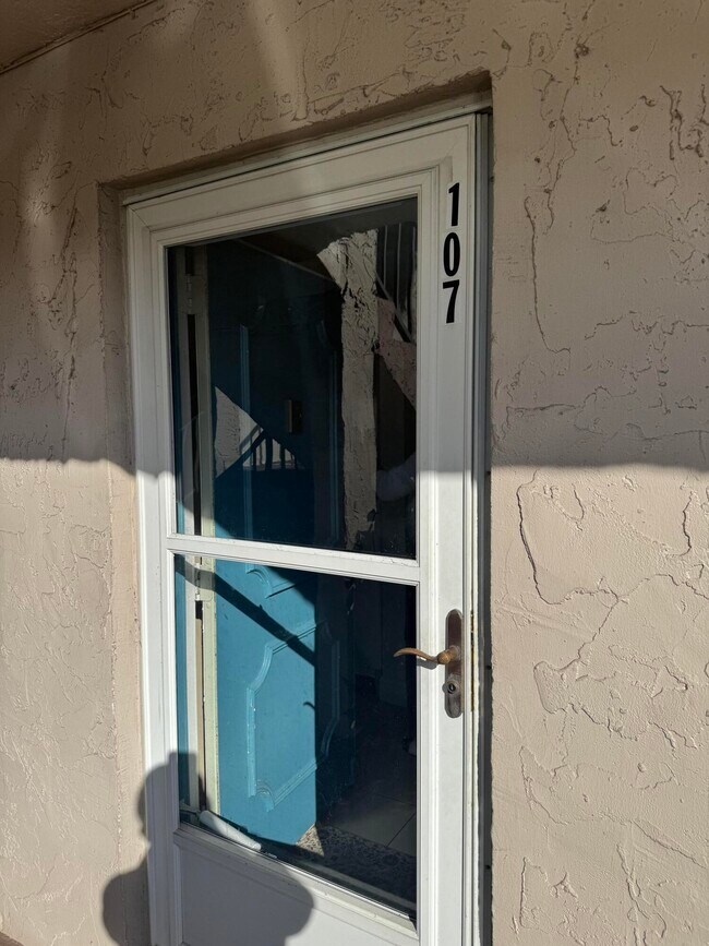 Building Photo - 725 Lori Dr