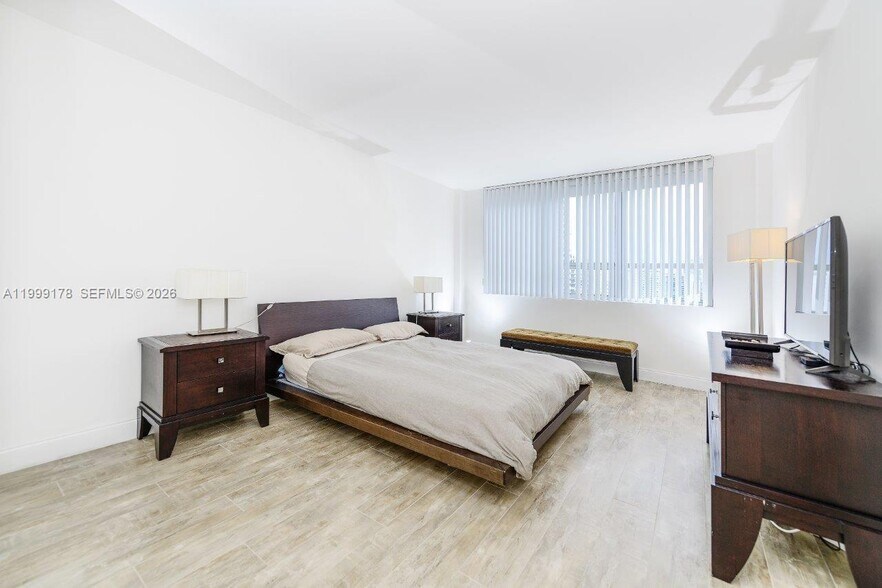 Building Photo - 1500 Bay Dr