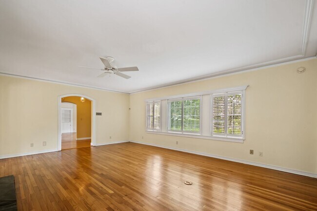 Building Photo - Winter Park Pool Home on half acre lot, st...