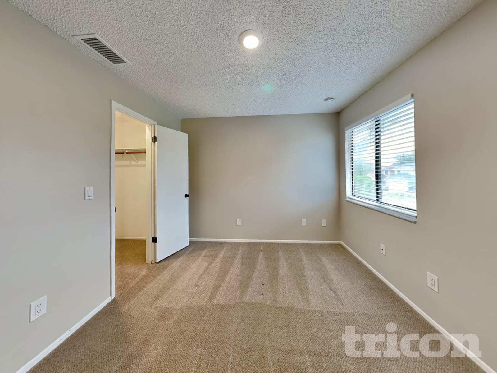 Building Photo - 419 E Springtree Way