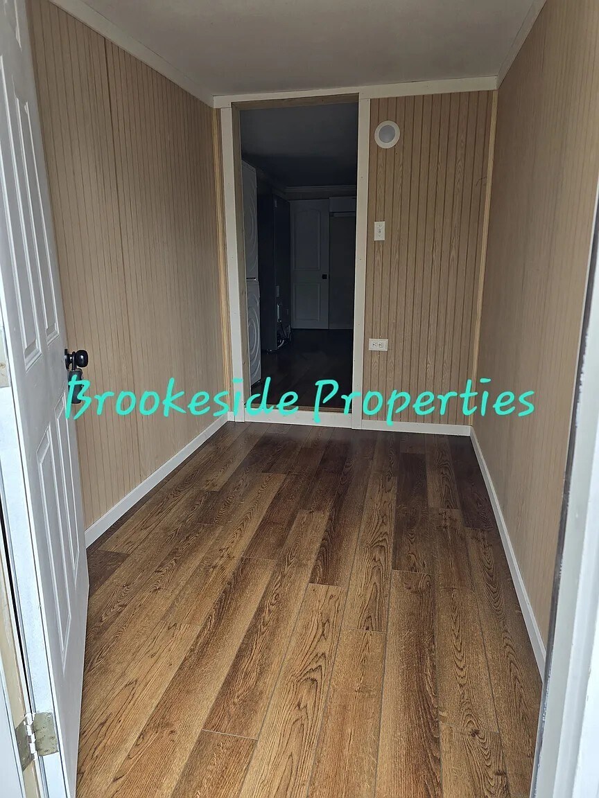 Mud Room - 1326 E Hess Lake Dr