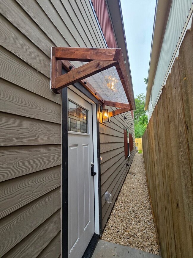 Building Photo - Stunning Duplex with Garage & Modern Finishes