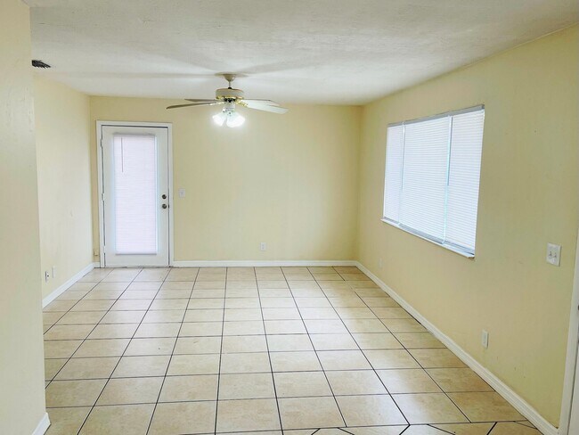 Living room - 2710 Fern Palm Dr