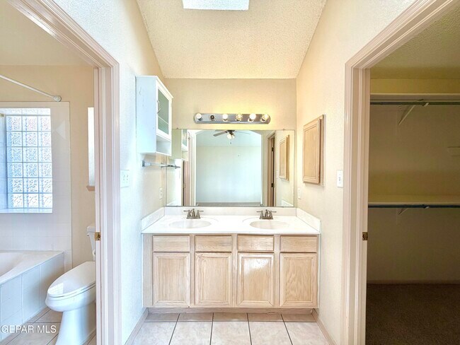 Building Photo - 1013 Via De La Paz Dr