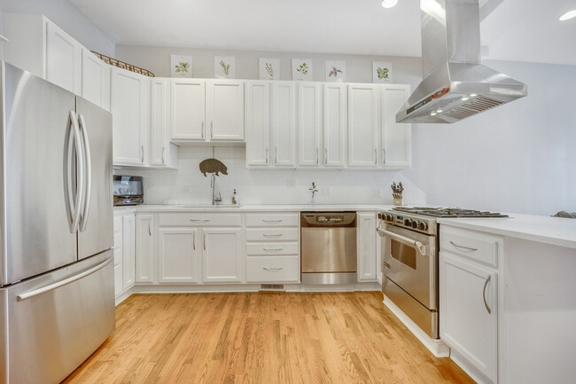 Building Photo - 1111 N Mozart St
