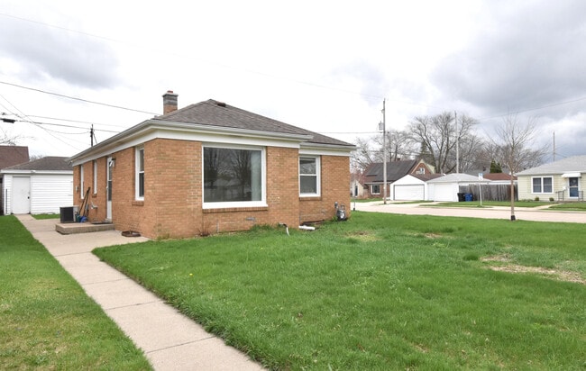 Building Photo - 3115 Lasalle St