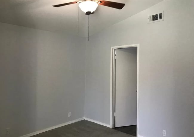 Building Photo - Close to freeway and shopping