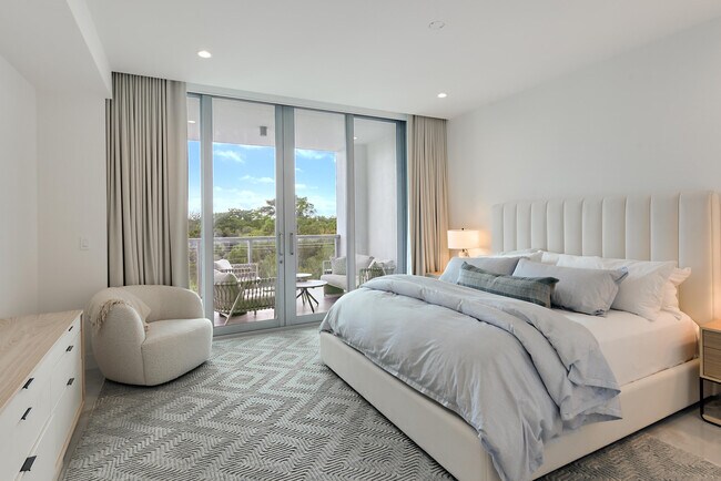 Building Photo - 485 E Royal Palm Rd