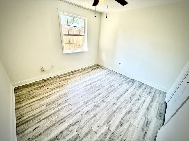 Building Photo - 102 Channel Ln