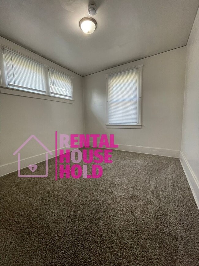 Building Photo - ~ 3 BEDROOM 1 BATH FREE PRE-SCREEN
