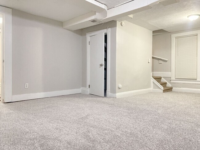 Building Photo - Large 2 bed 1 bath house