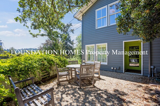 Building Photo - Stunning 4BD/2.5BA Boyle Park Home!  Solar...