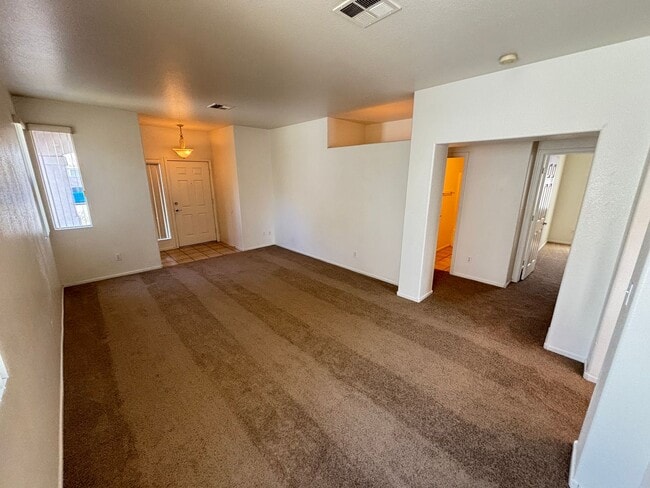 Building Photo - Beautiful 3Bed/2Bath Single Story Home loc...