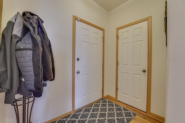 Building Photo - Spacious 3 bed, 2.5 bath Townhome in Ridgewood Hills!