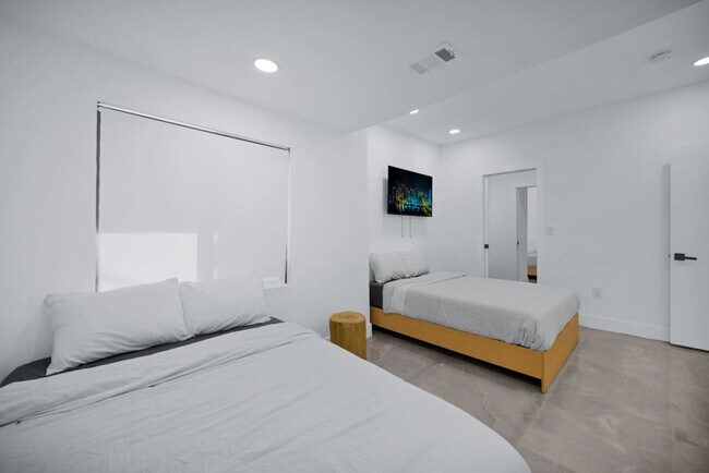 Building Photo - 5313 NE 1st Ave