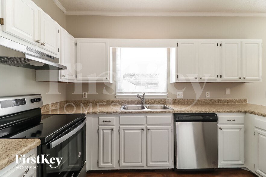 Building Photo - 104 Longneedle Ct