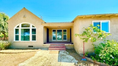 Building Photo - Lovely Single-Story Country Home on Wide Open Space with Detached Garage Space!