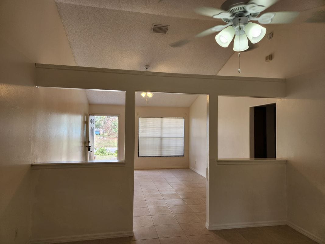 Building Photo - 818-817 7 Gables Cir SE