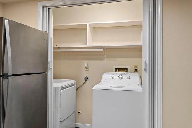 Building Photo - 2 Bedroom, 1.5 Bath Townhome – Modern Comf...