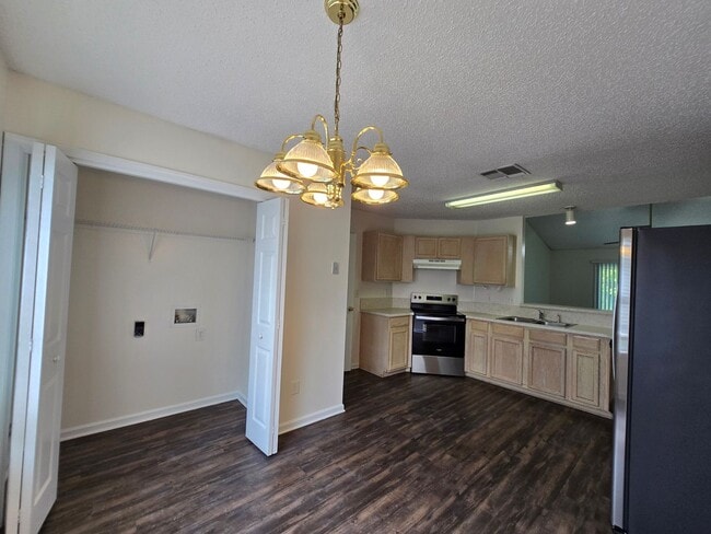 Building Photo - Move-In Special 1/2 Off First Months Rent