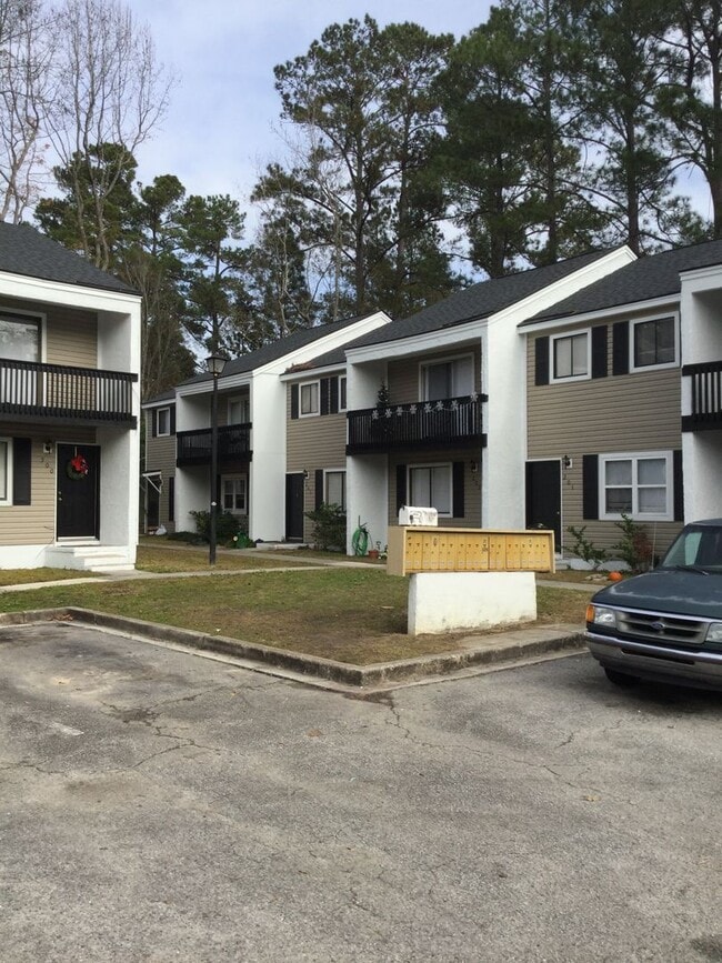 Building Photo - Townhome Close to Summerville High!