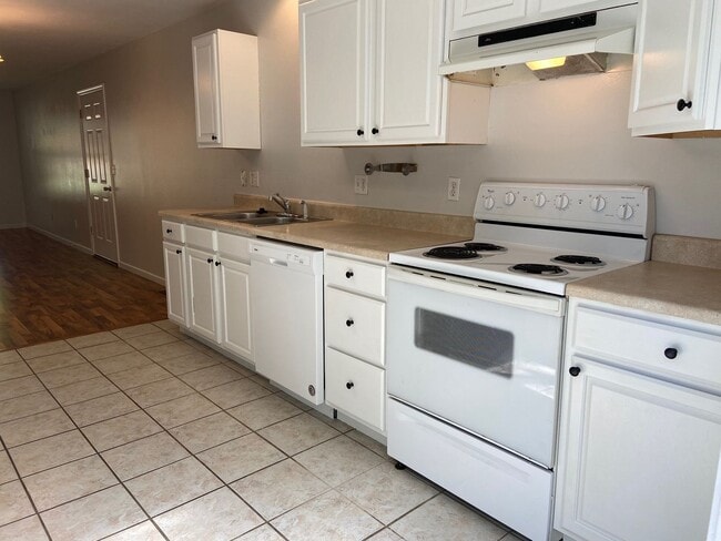 Building Photo - Single-Family Home in Branson
